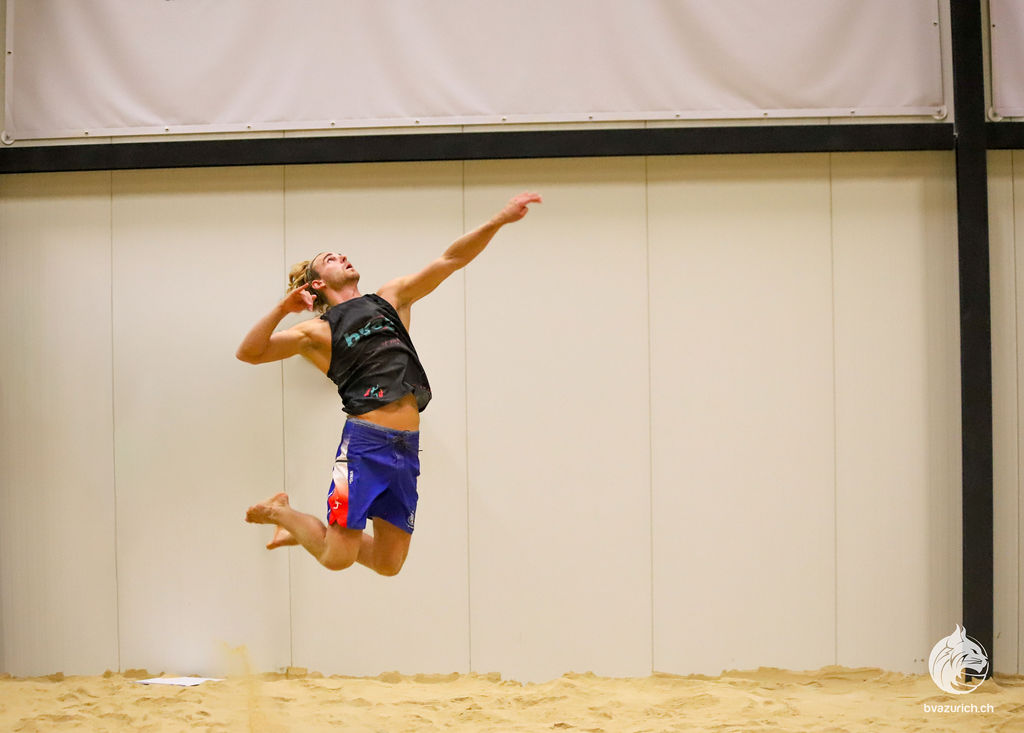 Aufschlagsprung beim BVAZ Inaugural-Turnier in der [Beachhalle Zürich Nord](https://beachhallezuerichnord.ch/v2/)