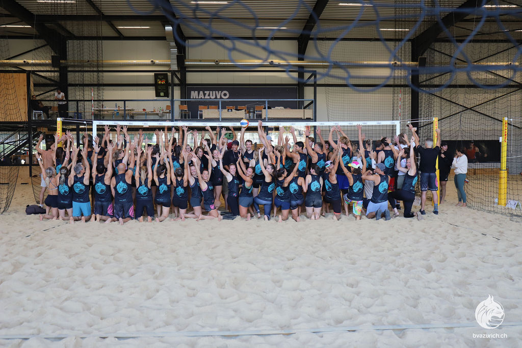 Die gesamte BVAZ-Turniercommunity versammelt in der Beachhalle Zürich Nord